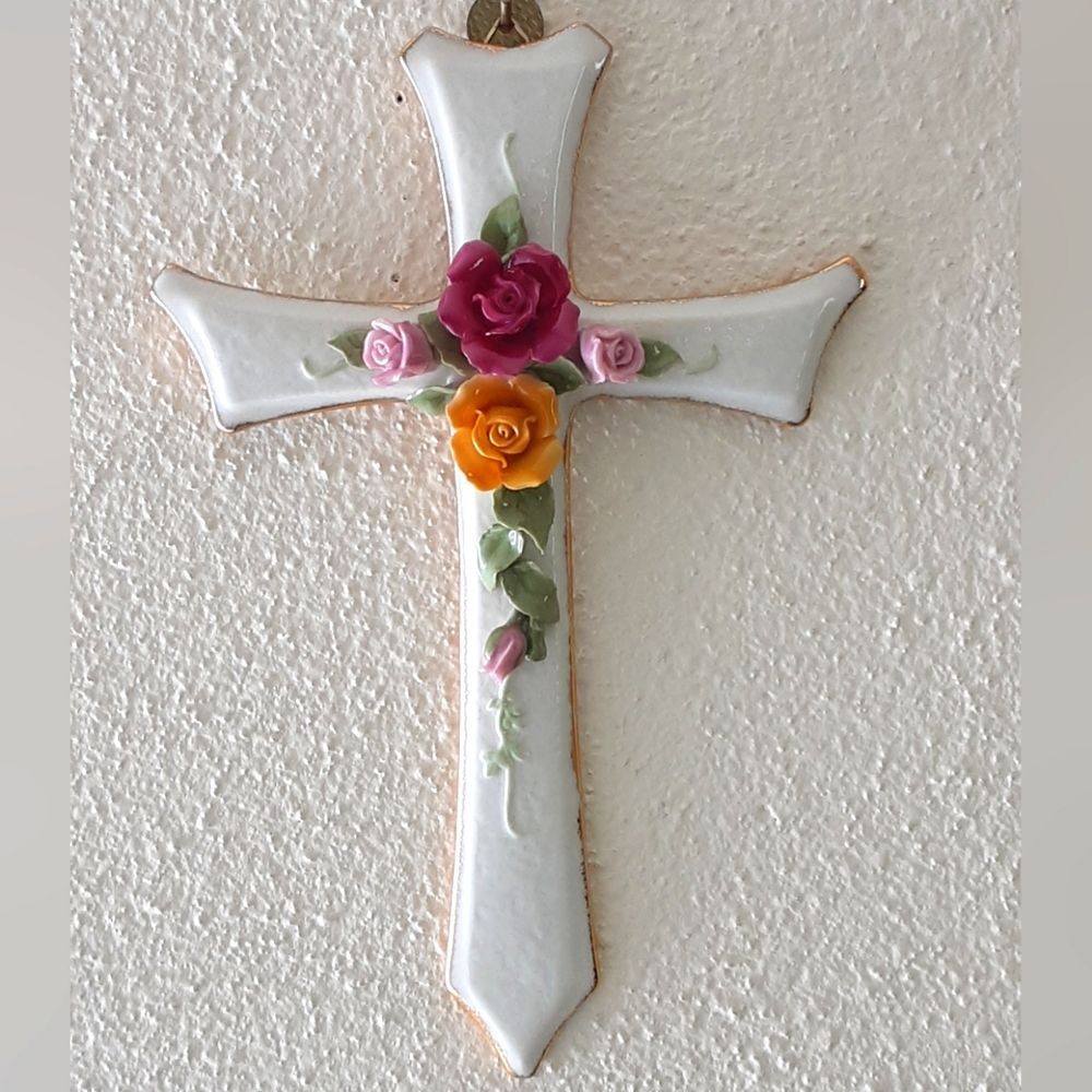 ROYAL ALBERT Old Country Roses CROSS Wall Hanging 3-D Roses Gold Trim 10.5 " T
